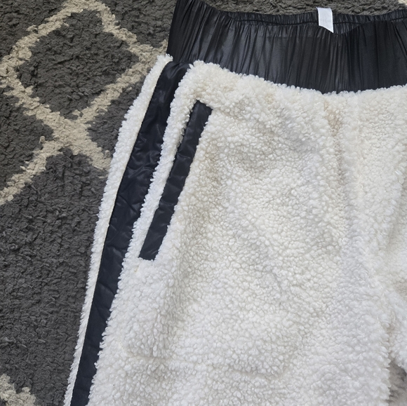 Fabletics Alaska Fleece Jogger Tusk/Black XS - Picture 8 of 14